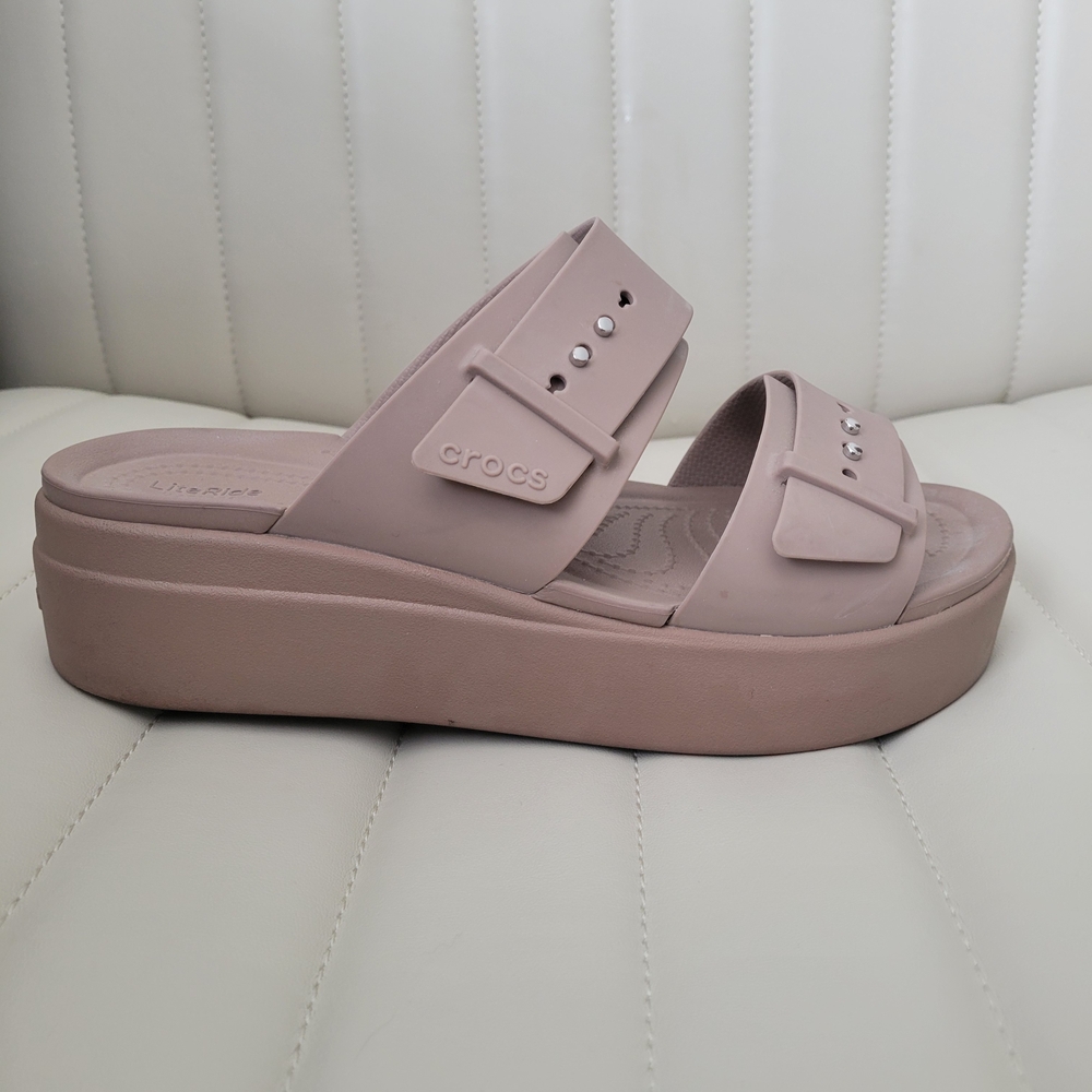 Crocs Brooklyn Buckle, Latte - Picture 13 of 14